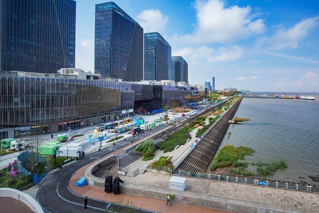 九游体育-打卡巨型赛车、挑战极速卡丁车！格子旗嘉年华首登宝山滨江，开启春日狂欢